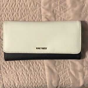 NINE WEST BLACK & WHITE WALLET